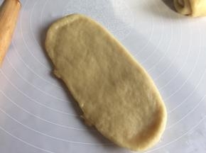 依次擀成牛舌状；