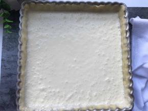 派皮里倒入芝士馅。