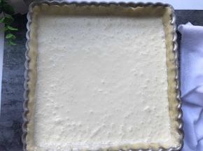 派皮里倒入芝士馅。