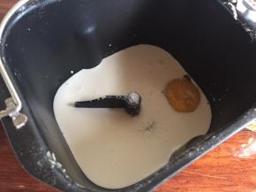 在面包机里，安装好搅拌棒，加入鸡蛋、牛奶和奶油、还有白糖等除食用油外的所有液体食材；
