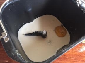 在面包机里，安装好搅拌棒，加入鸡蛋、牛奶和奶油、还有白糖等除食用油外的所有液体食材；