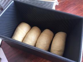 依次放入学厨黑金刚吐司盒里；