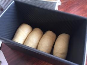 依次放入学厨黑金刚吐司盒里；