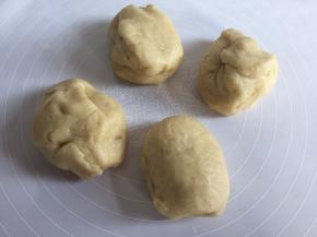 分成四个均等的面团；