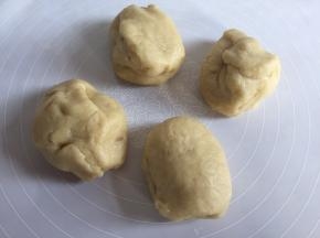 分成四个均等的面团；