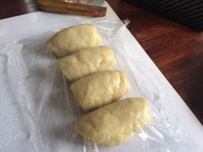 卷起来，分别做好其余的，盖上保鲜膜，静置10分钟；