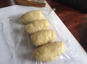 卷起来，分别做好其余的，盖上保鲜膜，静置10分钟；