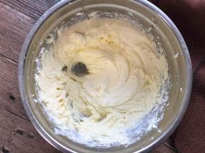 制作芝士馅：奶油奶酪软化加糖打匀。