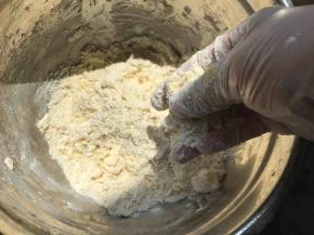 先制作派皮：软化好的黄油加入糖和低筋面粉，用手（戴上一次性手套）或者硅胶刮刀拌成颗粒状。