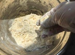 先制作派皮：软化好的黄油加入糖和低筋面粉，用手（戴上一次性手套）或者硅胶刮刀拌成颗粒状。