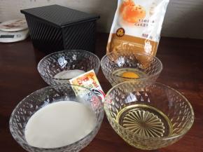 准备好学厨的黑金刚吐司盒、称量好各种食材；