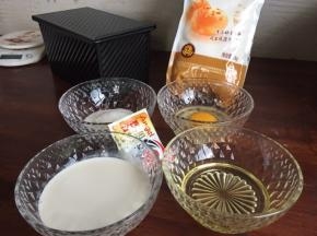 准备好学厨的黑金刚吐司盒、称量好各种食材；