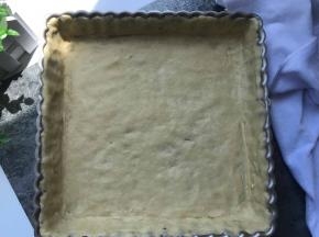 将面皮放进派模里，使面皮和派模贴合在一起，去掉边缘部分。（我用的面皮比较少，檊的也比较薄，基本上没有多余部分）