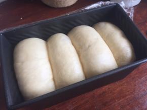 发酵至8分满左右，然后盖上学厨黑金刚吐司盒的盖子，再静置一会，轻轻的抽动吐司盒盖，有阻力，这样就可以了；