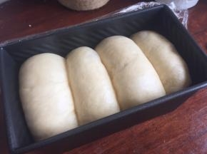 发酵至8分满左右，然后盖上学厨黑金刚吐司盒的盖子，再静置一会，轻轻的抽动吐司盒盖，有阻力，这样就可以了；