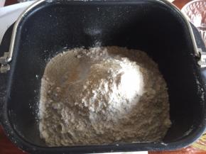 再加入面包粉，两侧加入酵母和盐，对角，以免影响酵母的效果；