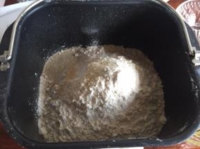 再加入面包粉，两侧加入酵母和盐，对角，以免影响酵母的效果；