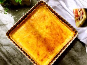 烤好的奶酪派晾凉至常温，因为是活底的，轻轻一推底部即可脱模。