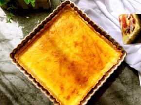 烤好的奶酪派晾凉至常温，因为是活底的，轻轻一推底部即可脱模。