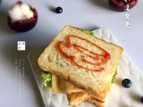 吐司，可以做美味的早餐，简单的菜品一夹，也可以各种酱蘸着吃.