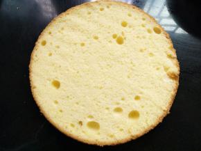 提前烤好一个6寸戚风蛋糕，切一片蛋糕胚