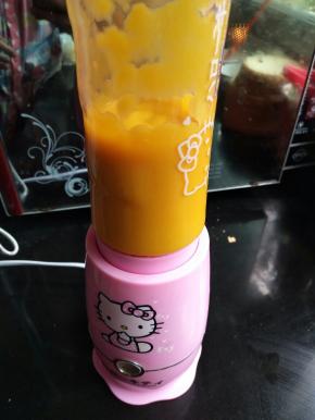 芒果肉加30克牛奶1用料理机打成泥