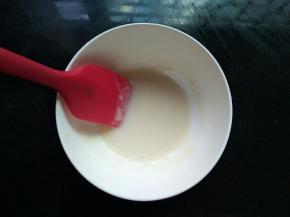 牛奶2加10克吉利丁粉，隔热水融化均匀