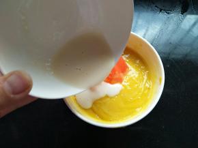 把吉利丁牛奶倒入芒果泥里