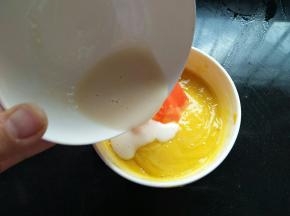 把吉利丁牛奶倒入芒果泥里