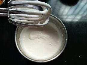 淡奶油加细砂糖进行打发，出现纹路即可