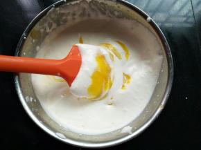 把芒果泥加入奶油中