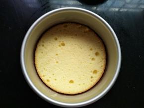 蛋糕胚放入模具里（活底模具）