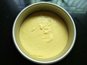 倒入一半的慕斯湖