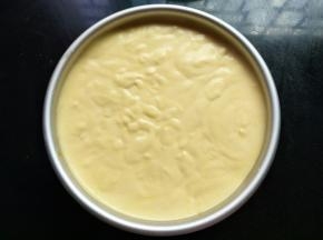 再把剩下的慕斯湖倒入模具，放冰箱冷藏2个小时