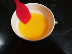 50克QQ糖放入50克沸水里，搅拌均匀