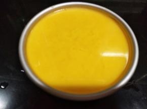 倒入模具，再放回冰箱冷藏2个小时