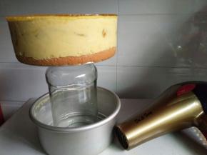 吹风机热风，对着模具转圈吹30秒，模具架瓶子上，两手抓住模具往下拉，即可脱模