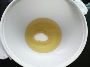 玉米油倒入容器里，加入细砂糖，搅打均匀