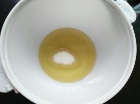 玉米油倒入容器里，加入细砂糖，搅打均匀