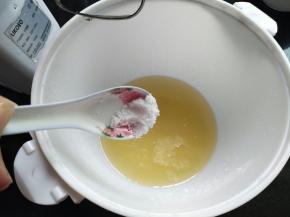 加入5克盐，搅打均匀