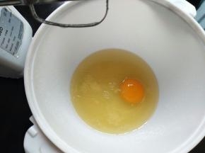 加入鸡蛋，打蛋器打发