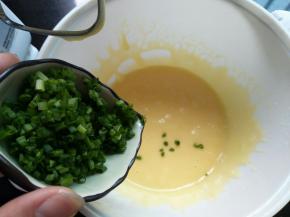 打发浓稠加入葱花