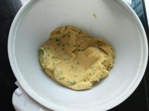 加入低筋面粉，混合均匀