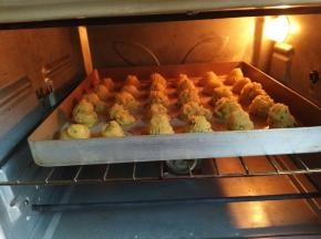 烤箱中层180℃预热5分钟，烤20-25分钟，最后要守着烤箱，别湖了