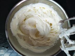 淡奶油加细砂糖进行打发