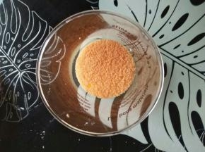 杯子底部先放一片蛋糕胚