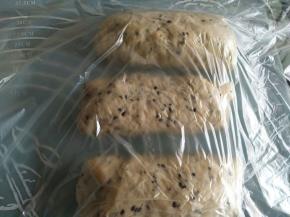 卷起，全部做好，盖保鲜膜醒15分钟