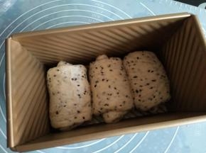 再次取一个面团擀开，卷起；放入土司模具里
