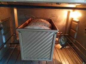 烤箱底层，135℃预热10分钟分钟，烤40分钟，上色满意及时盖锡纸，以免颜色过深