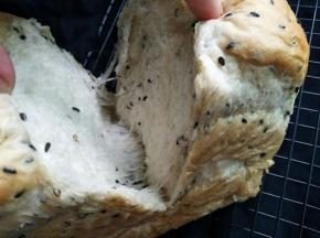 出炉倒扣放凉，温热密封保存；拉丝的